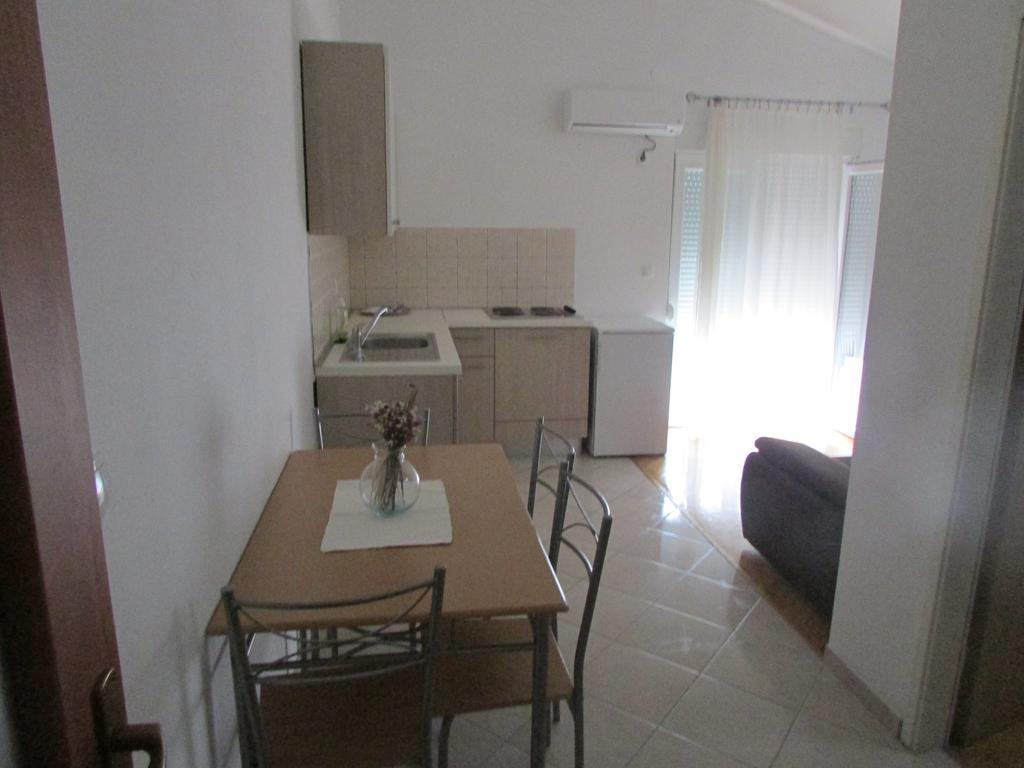 Apartmani I Sobe Grga Starigrad Paklenica Quarto foto